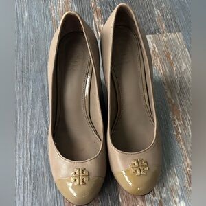 TORY BURCH Jolie Logo Medallion/Leather Wedge Pump Heel Size 5.5
